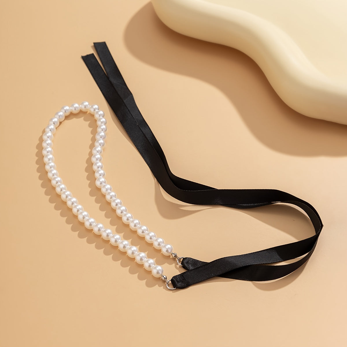 Tendance - Colliers choker perles blanches avec ruban noir - Choker Love