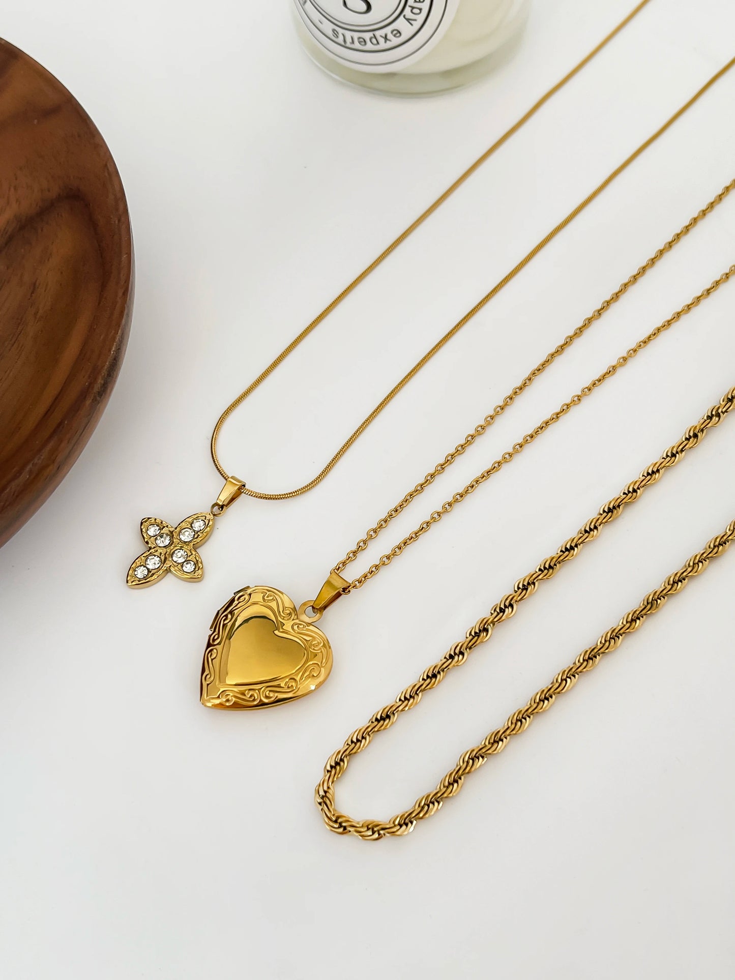 Collier Superposé en Or avec Pendentifs Coeur et Croix Effet Diamant
