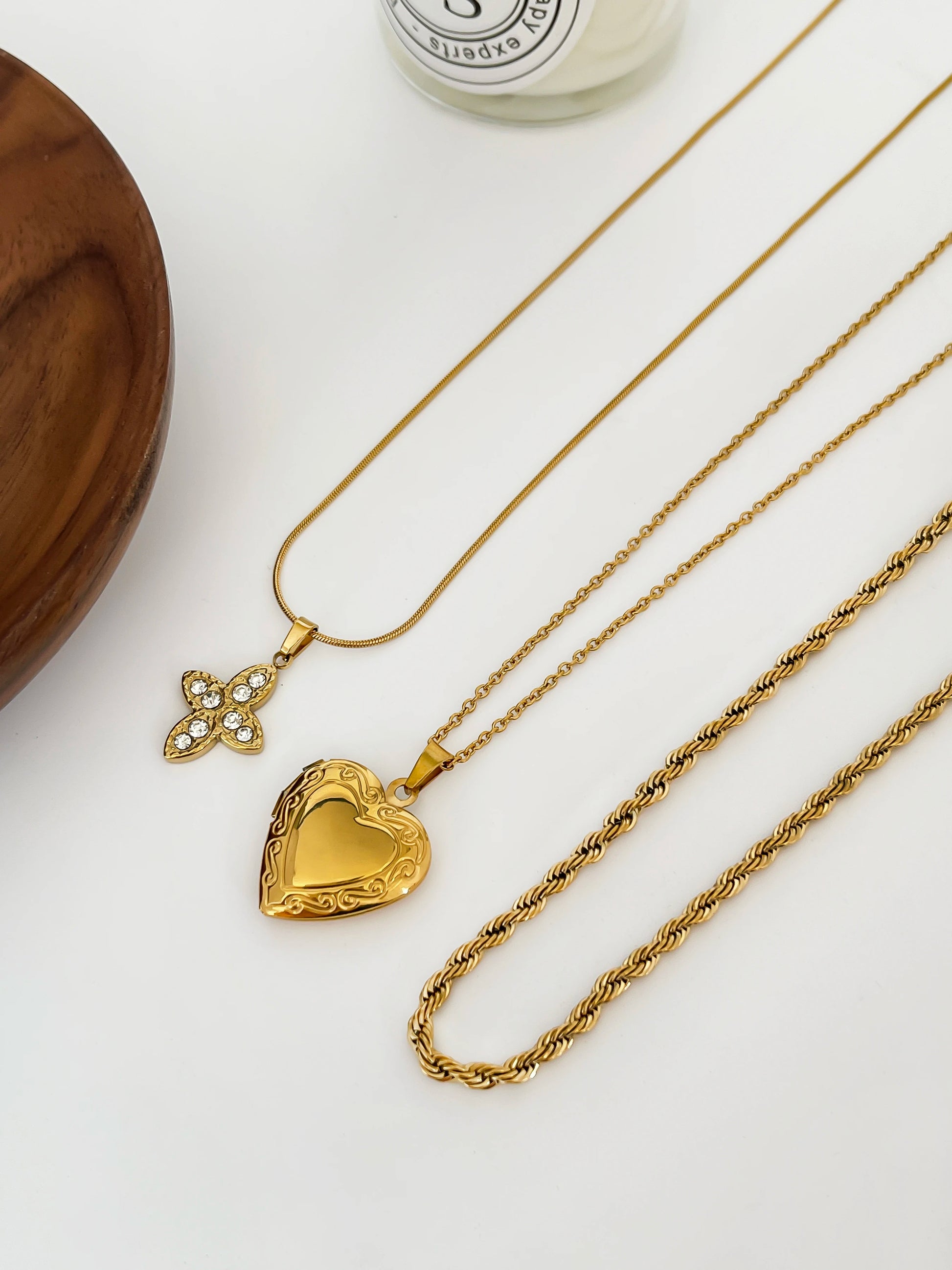 Collier Superposé en Or avec Pendentifs Coeur et Croix Effet Diamant